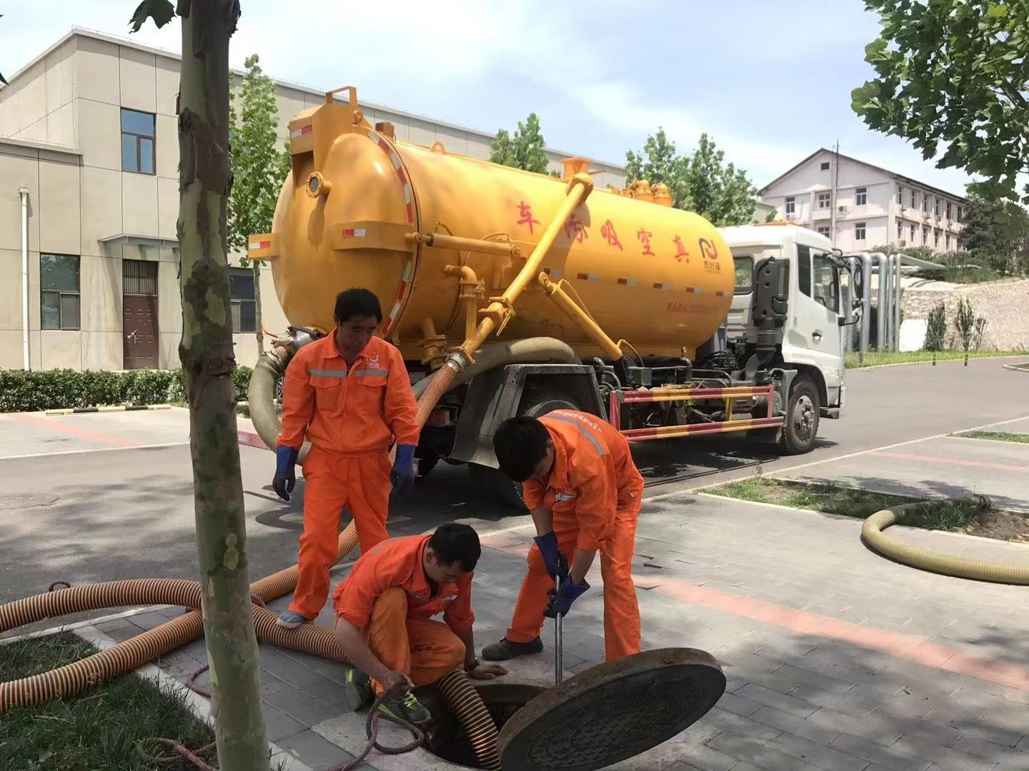 兴宁化粪池清理与5-8吨吸粪车施工效率分析